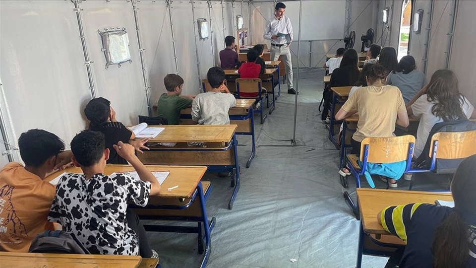 Depremzede öğrenciler, eğitim kamplarında hazırlandıkları LGS'de başarılı sonuçlar bekliyor