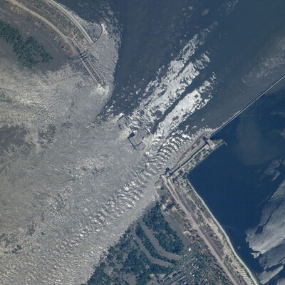 Ukrayna'da baraj vuruldu: Yıkım uydudan görüldü!