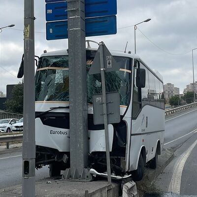 Yön tabelasına çarpan servisteki 13 kişi yaralandı!