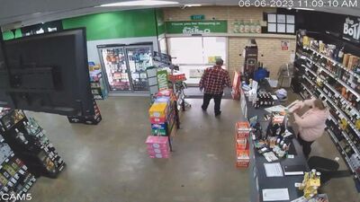 Marketin kapısının kilitli olduğunu gören hırsız böyle kaçtı