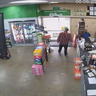 Marketin kapısının kilitli olduğunu gören hırsız böyle kaçtı