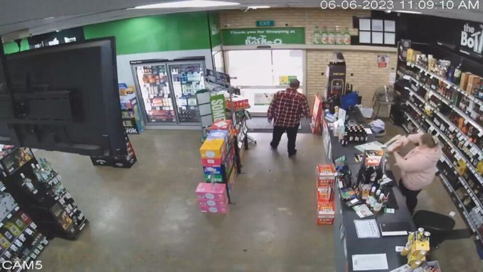 Marketin kapısının kilitli olduğunu gören hırsız böyle kaçtı