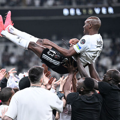 Omuzlarda veda etti!