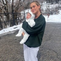 Bebeğine bronzlaştırıcı süren anne sosyal medyayı ikiye böldü