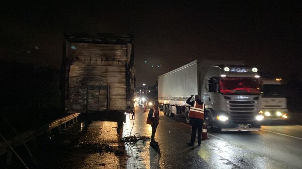 TEM yolunda seyir halindeki TIR alev alev yandı