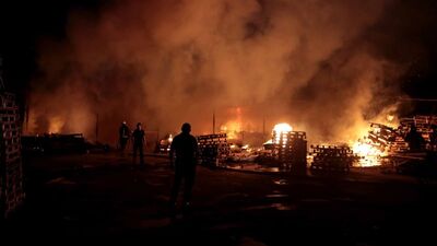 Bursa'da palet imalathanesinde yangın