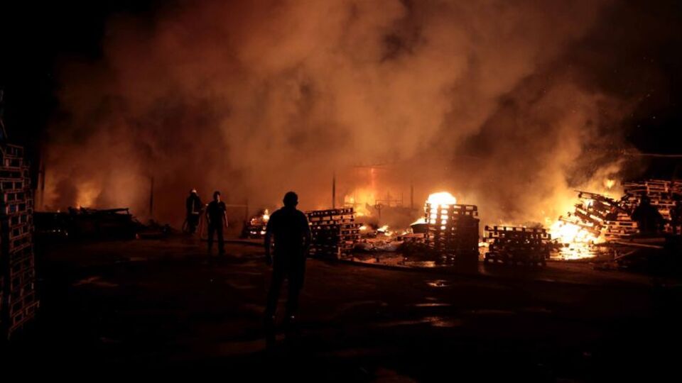 Bursa'da palet imalathanesinde yangın