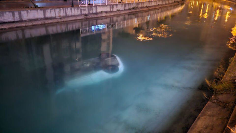 Adana'da otomobil sulama kanalına düştü: 3 yaralı