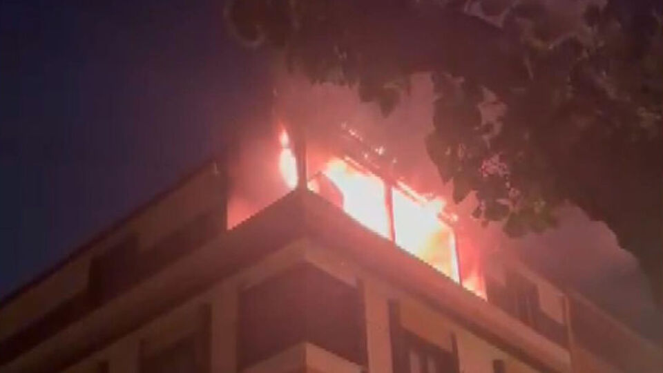 Sultangazi'de çatı katında yangın paniği