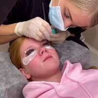 11 yaşındaki kızına yaptırdı, interneti ikiye ayırdı