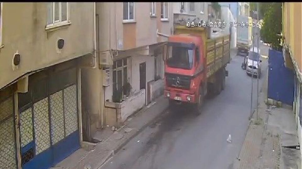 Seyir halindeki araçtan yola atıldı!