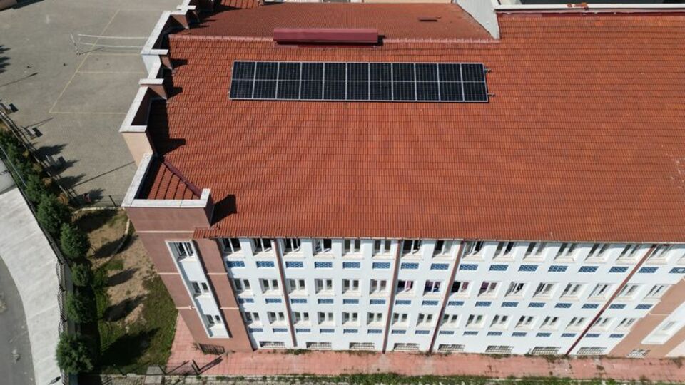 Örnek okul! Elektriği güneşten, suyu yağmurdan...