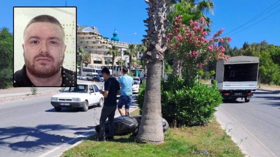 Motosikletle palmiyeye çarpan İngiliz turist öldü