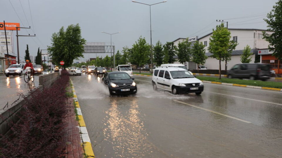 Denizli'de sağanak hayatı olumsuz etkiledi