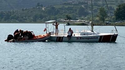 Arkadaşlarıyla girdiği gölde boğuldu