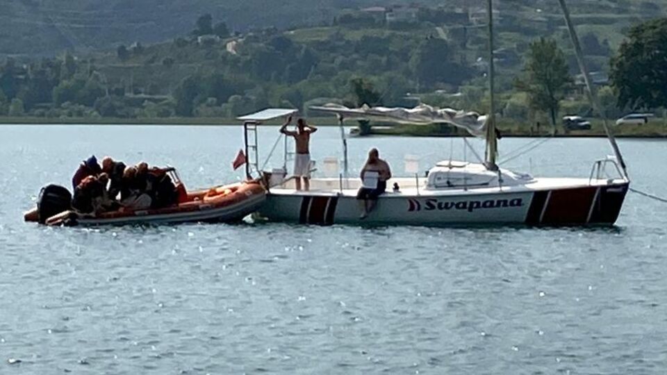 Arkadaşlarıyla girdiği gölde boğuldu