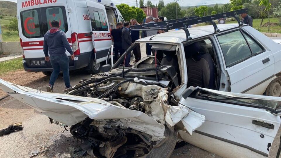 Tekeri fırlayan araç, öğrenci servisiyle çarpıştı