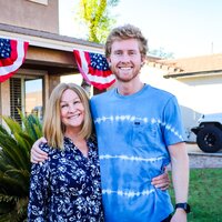 Saçları dökülen annesine kendi saçlarından peruk yaptırdı