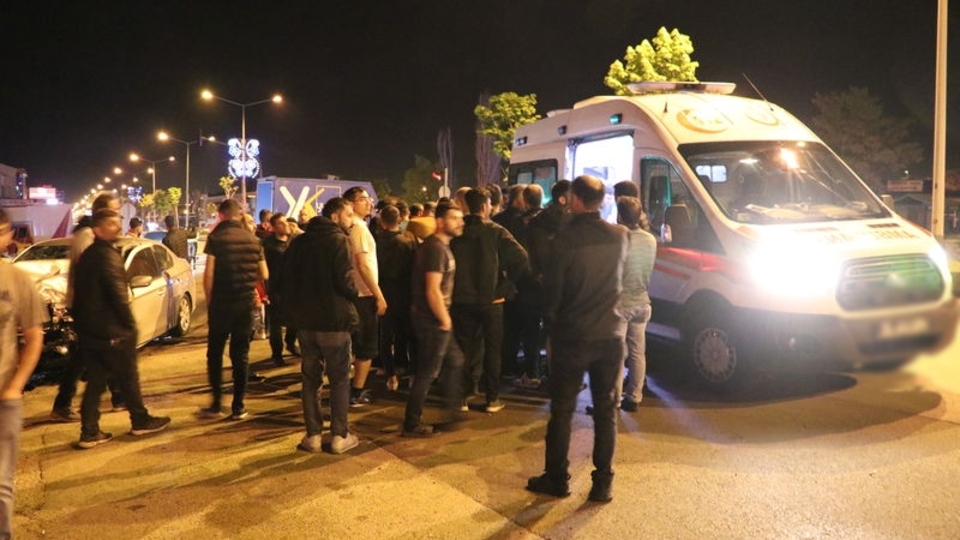 Kargo aracı otomobille çarpıştı: 1'i ağır 6 yaralı