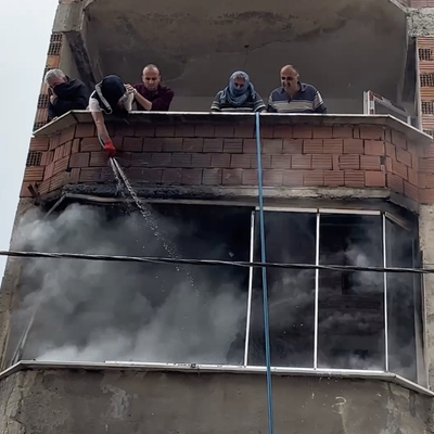Binada çıkan yangında mahalle sakinleri seferber oldu!