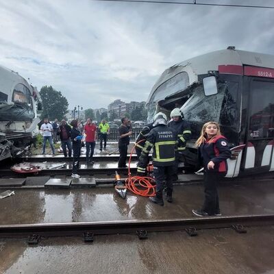 Samsun'da iki tramvay çarpıştı! Çok sayıda yaralı var!