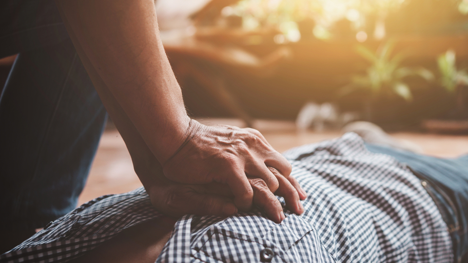 Kaza geçirmişti! Kalp masajıyla hayata dönüş...