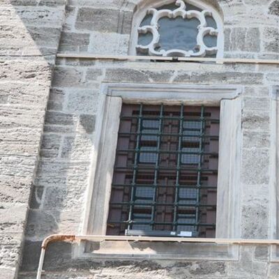 Tarihi camide "aydınlatma" tartışması