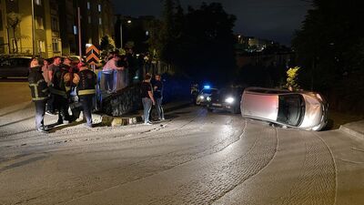 Devrilen otomobilden yara almadan kurtuldu