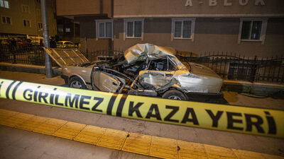 Otomobil park halindeki pikaba çarptı: 1 ölü, 1 yaralı