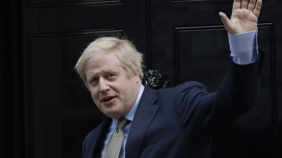 Boris Johnson vekillikten istifa etti