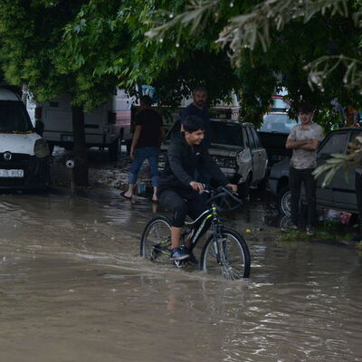 Şiddetli sağanak etkili oldu! Birçok kenti sel vurdu!