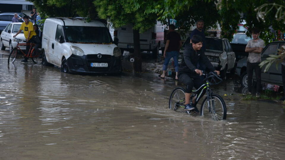 Şiddetli sağanak etkili oldu! Birçok kenti sel vurdu!