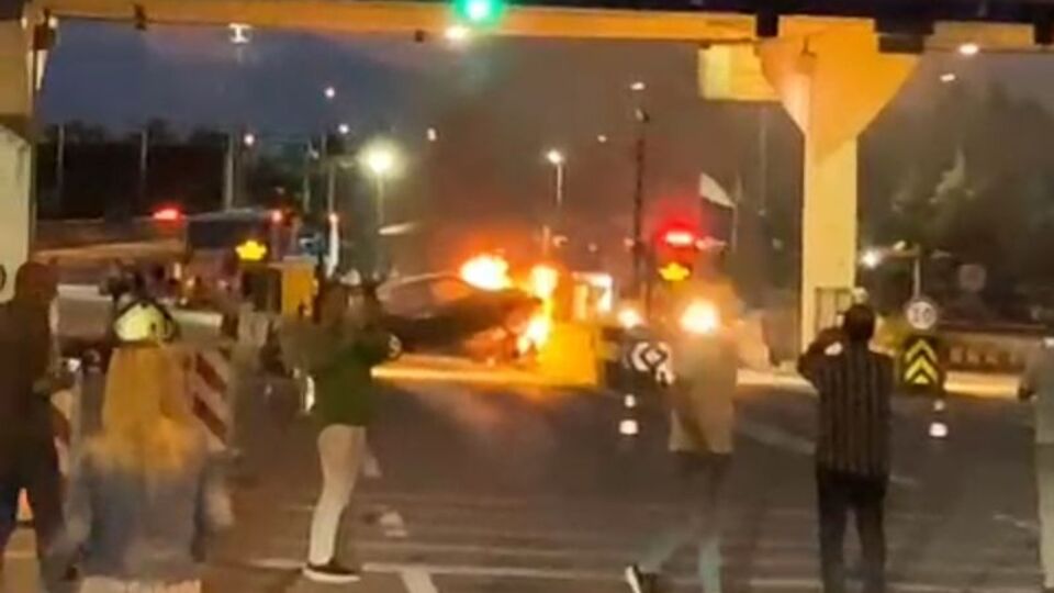 TEM'de gişelere çarpan otomobil alev alev yandı