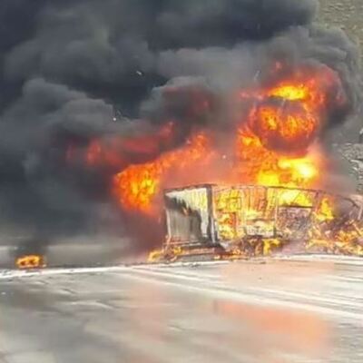 İki TIR çarpıştı! Alevler yükseldi! Sürücüler can verdi!