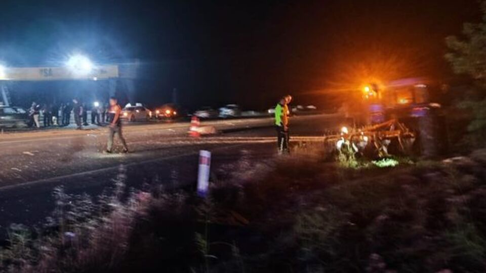 Traktörle çarpışan otomobildeki kadın öldü, eşi yaralı
