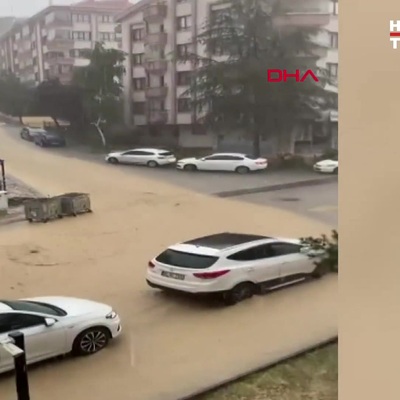 Ankara'da etkili olan sağanakta caddeler suyla doldu, vatandaşlar zor anlar yaşadı