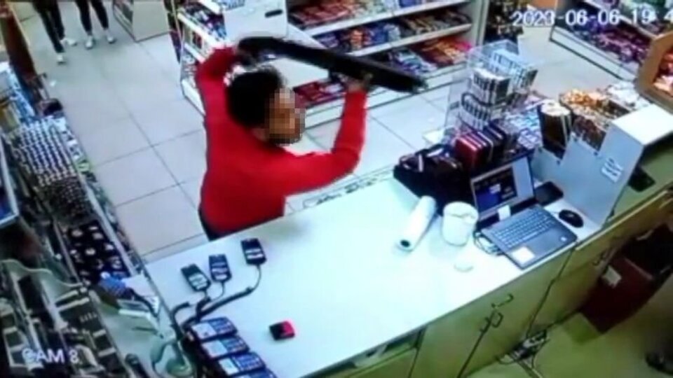 Hayat kurtaran tesadüf! Marketteki saldırgana alışveriş yapan polis müdahale etti