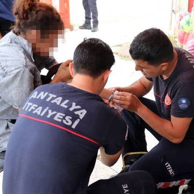 Görenler aradı, bileğindeki kelepçe polisi alarma geçirdi!