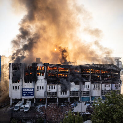 Saatlerdir yanıyor! İki katı çöktü