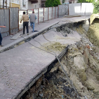 Avcılar'da yol çöktü! Bitişikteki bina boşaltıldı