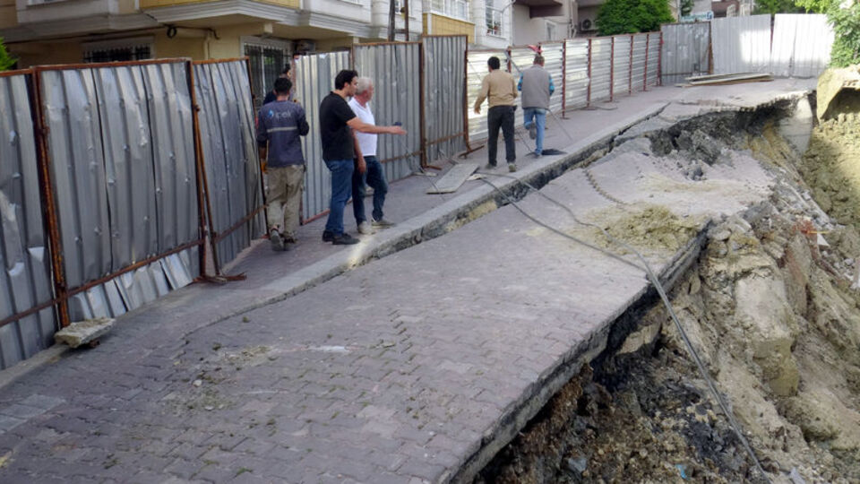 Avcılar'da yol çöktü! Bitişikteki bina boşaltıldı