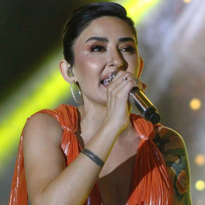 Sahnede özür diledi