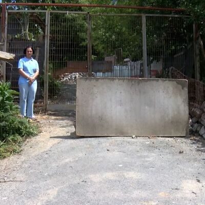 Gözyaşları ile anlattı! Şiddet gören kadından evin önüne barikat!