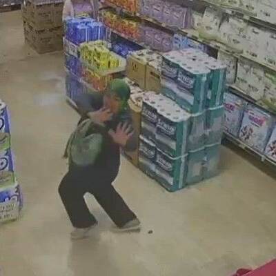 Müziği duyunca ceketini çıkardı... Markette bale gösterisi