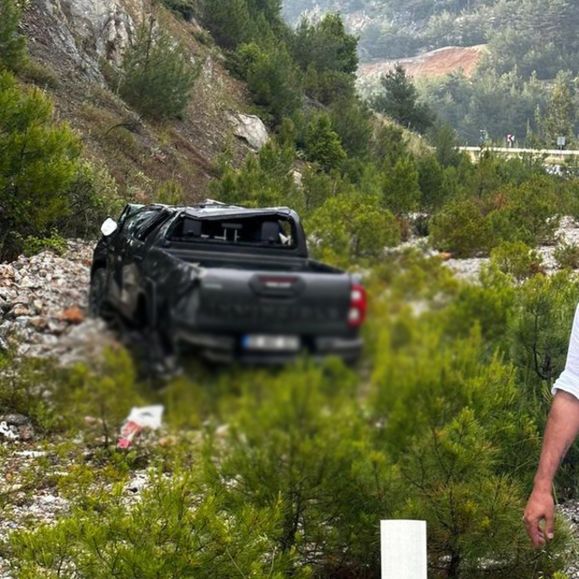 Eski Ekonomi Bakanı Nihat Zeybekci, trafik kazasında yaralandı