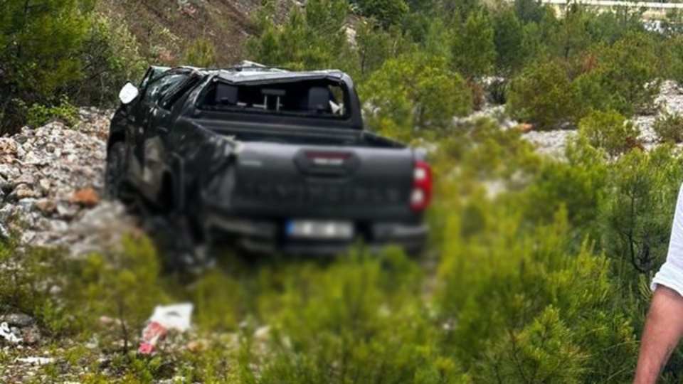 Eski Ekonomi Bakanı Nihat Zeybekci, trafik kazasında yaralandı