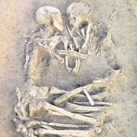 6 bin yıldır yan yana yatan genç aşıklar