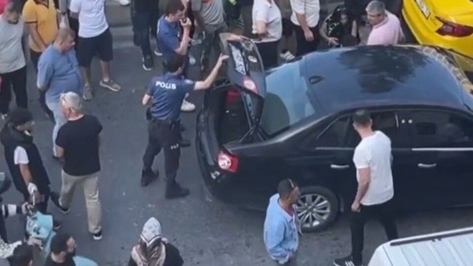 Motosikletliye çarpan sürücü koşarak kayıplara karıştı!