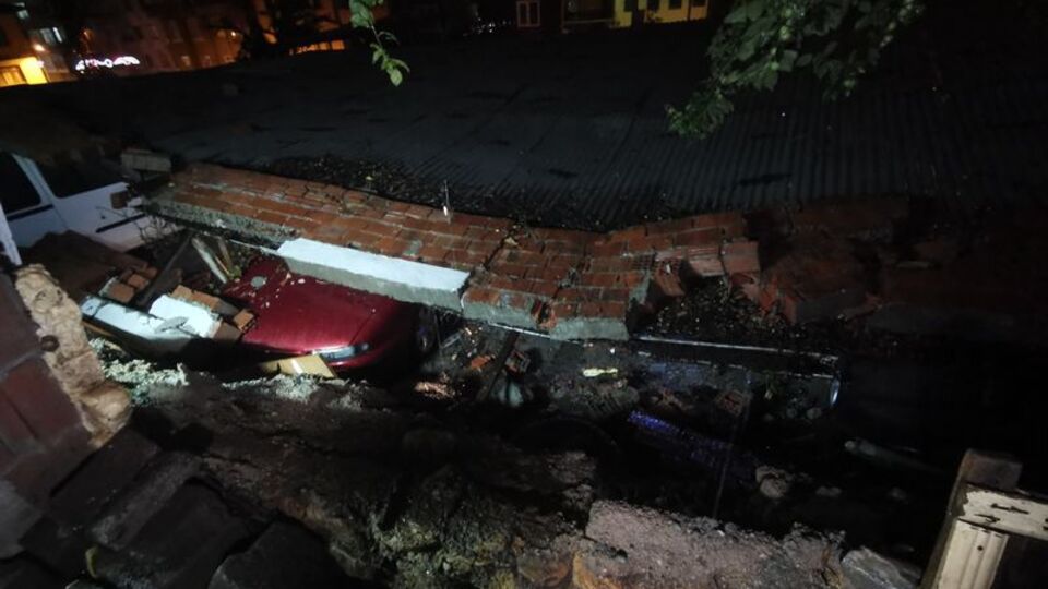 İstinat duvarı yıkıldı: 6 araç hasar gördü