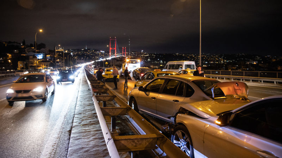 15 Temmuz Şehitler Köprüsü'nde 7 araçlık zincirleme kaza